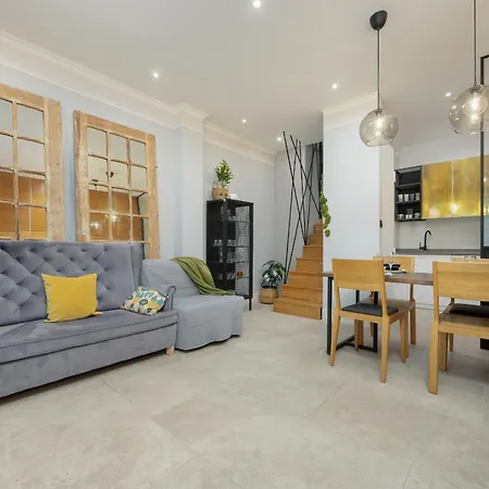 Dwupietrowy Apartament Dla 7 Osob Z Ogrodkiem By Renters Apartment Warsaw