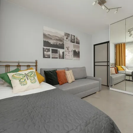 Dwupietrowy Apartament Dla 7 Osob Z Ogrodkiem By Renters Apartment Warsaw